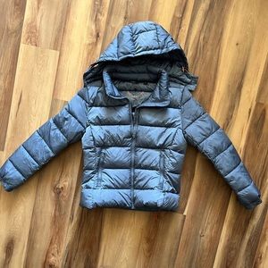 Save the Duck women’s puffy jacket with removable hood. stuff bag included